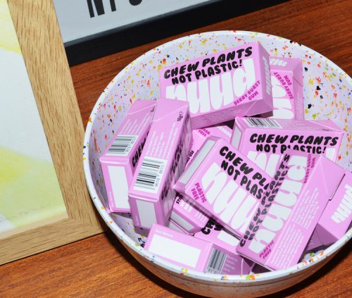 Protest-inspired identity for plastic-free chewing gum Nuud